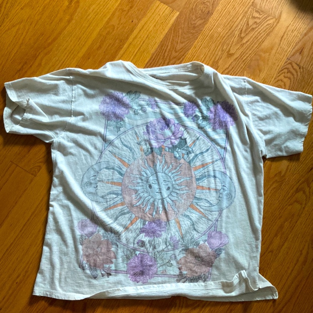 I’m selling this cute top that fits all size it is but it comes size small!